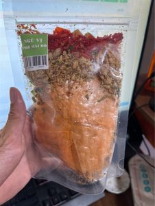 Bánh tráng trộn ngũ vị phô mai bò 五香味チーズライスペーパー和え