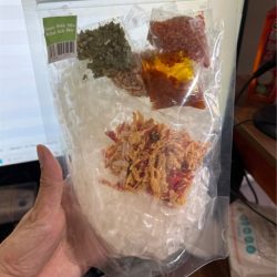 Bánh tráng trộn sate sốt me khô gà bò サテ・タマリンドソース入りミックスライスペーパー(鶏肉・牛肉入り)