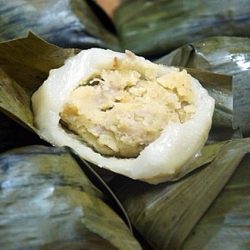 Bánh rợm đỗ lạc nhân thịt (bánh ít) トナム風もち米団子(豚肉・緑豆・ピーナッツ入り)